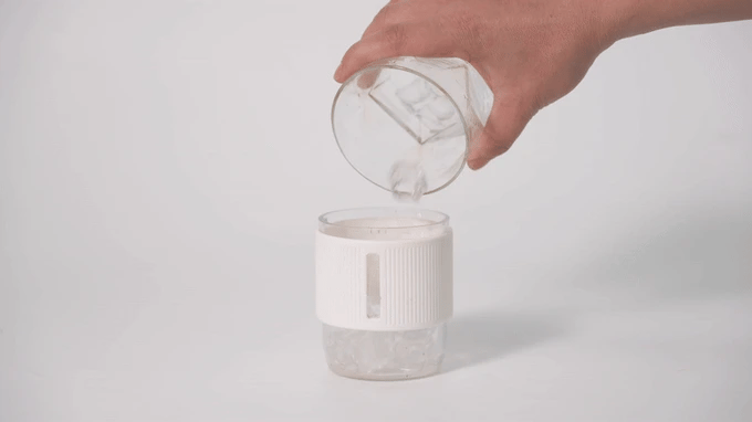Animatie umplere rezervor espressor portabil LittleDomi apa pentru cafea